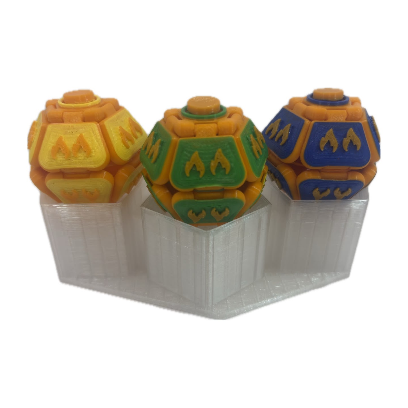 Três Mamolitks vulcânicos avulsos, laranja com painéis verde, azul e amarelo com chamas