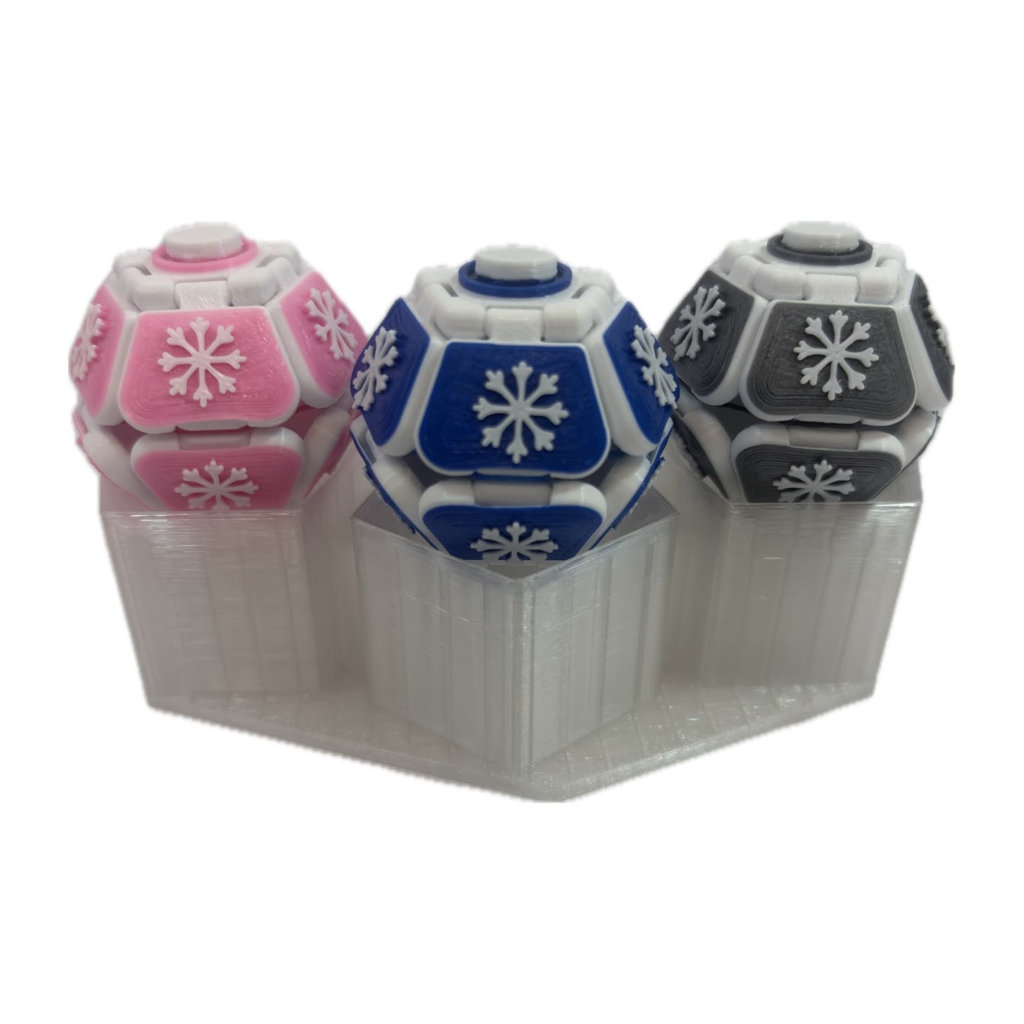 Três Mamolitks glaciais avulsos, branco com painéis rosa, azul e cinza com flocos de neve