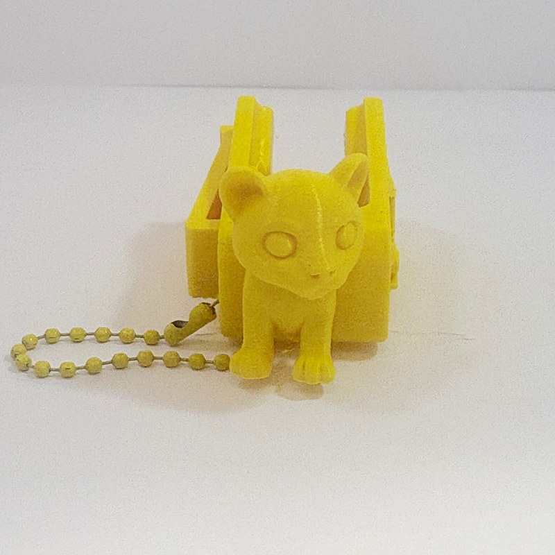 MamoSpin Zupi — leopardo amarelo de frente, sentado no prendedor