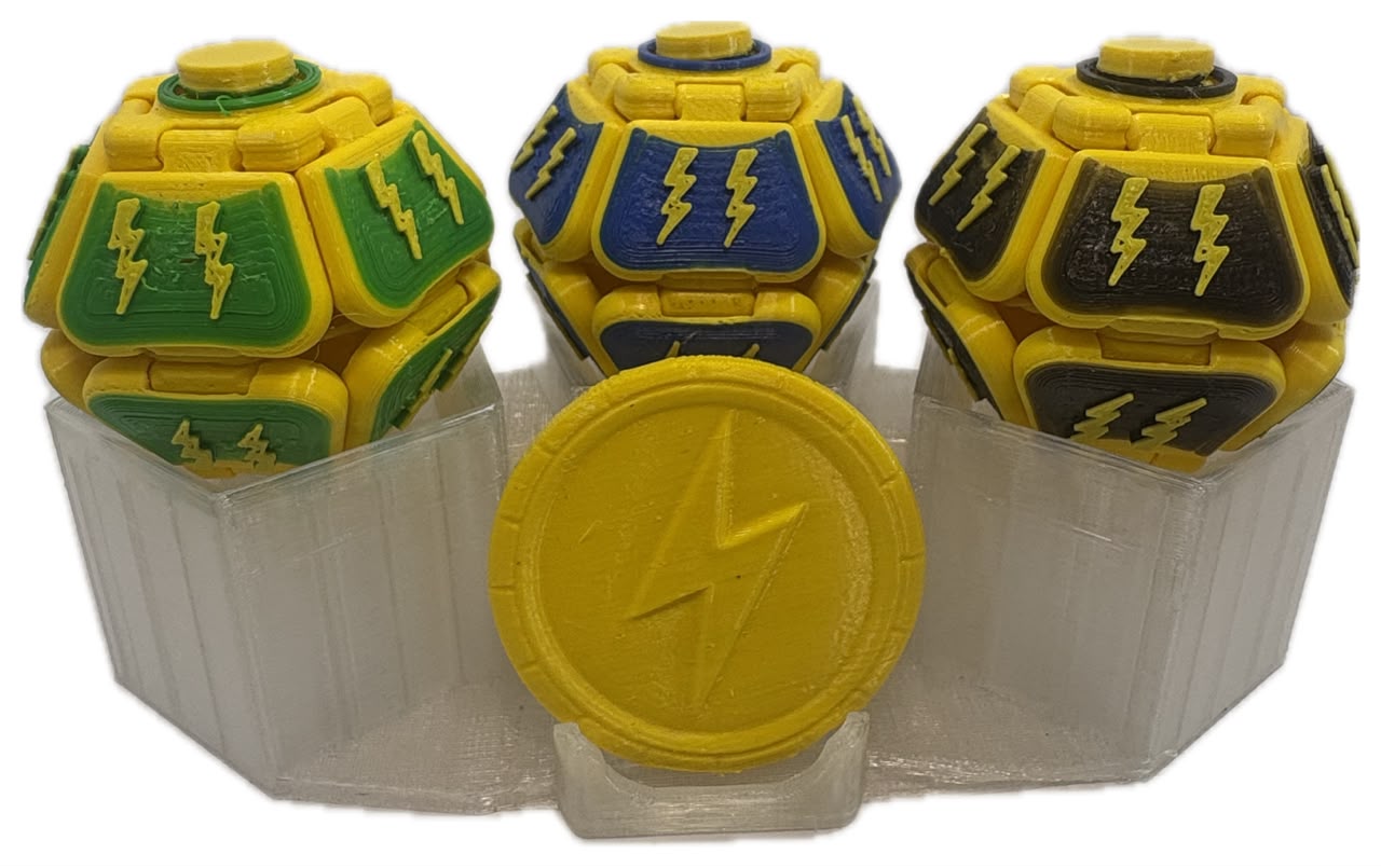 Pack da família Elétricos: três Mamolitks com a MamoCoin de raio em expositor transparente